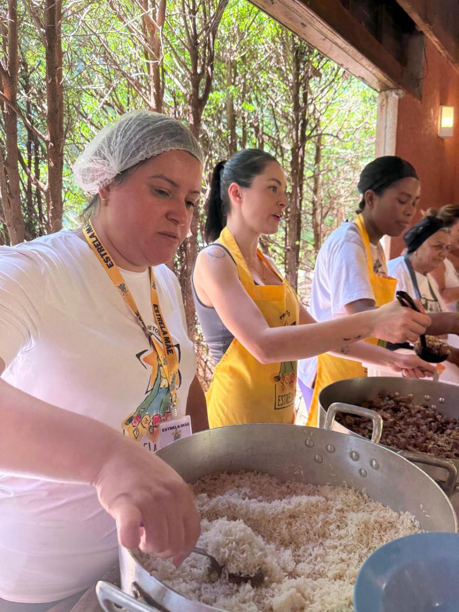 Voluntárias servindo arroz e feijão