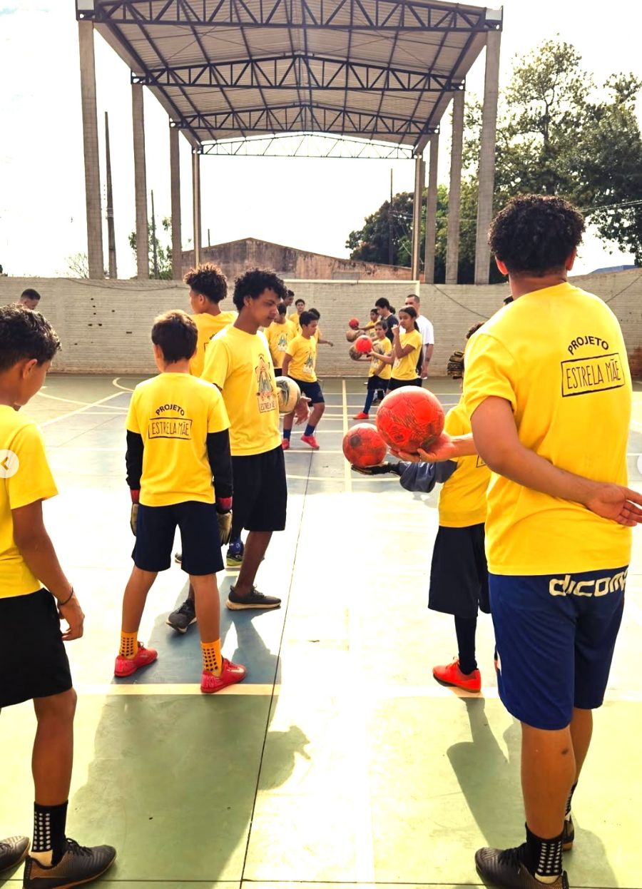 Crianças e adolescentes em treino na quadra poliesportiva